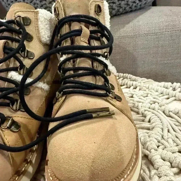 Toms hiking boots sz 7 - Picture 5 of 10